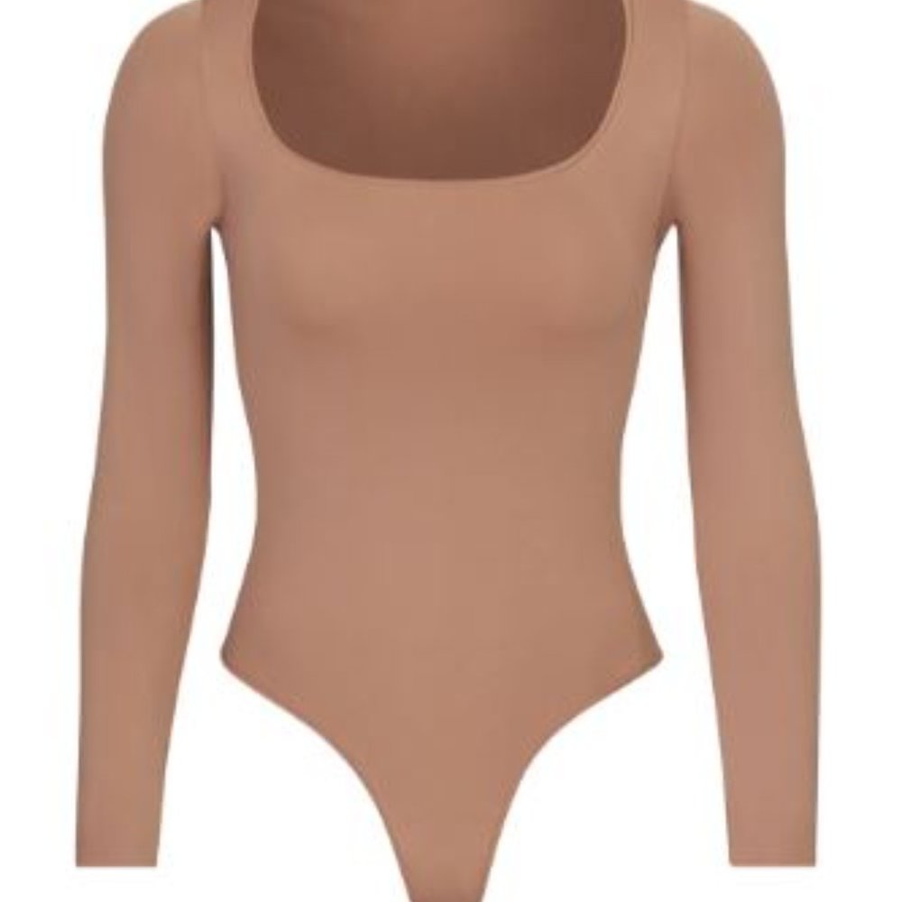 NWOT ESSENTIAL LONG SLEEVE SCOOP NECK BODYSUIT SKIMS